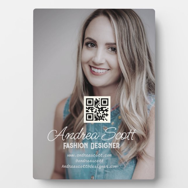 Weiblicher Geschäftsführer fügt Fotoname q oder Co Fotoplatte (Vorderseite)