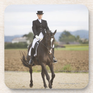 weibliches Dressagereitertrainieren Getränkeuntersetzer