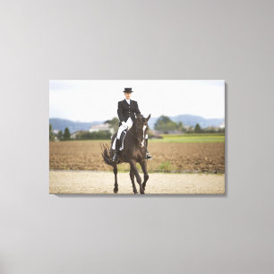 weibliches Dressagereitertrainieren Leinwanddruck