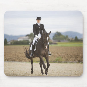 weibliches Dressagereitertrainieren Mousepad