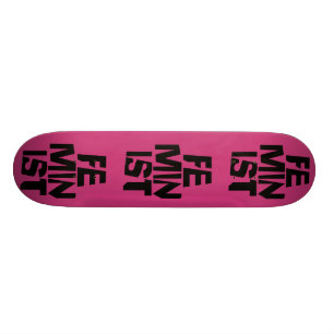 Weibliches Mädchen der feministischen Frauen ich Skateboard