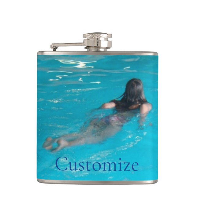 Weibliches Model Schwimmen Thunder_Cove Flachmann (Vorderseite)