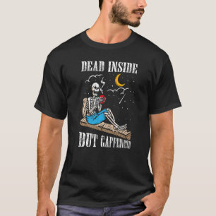weibliches Skelett mit Kaffee im Inneren, aber noc T-Shirt