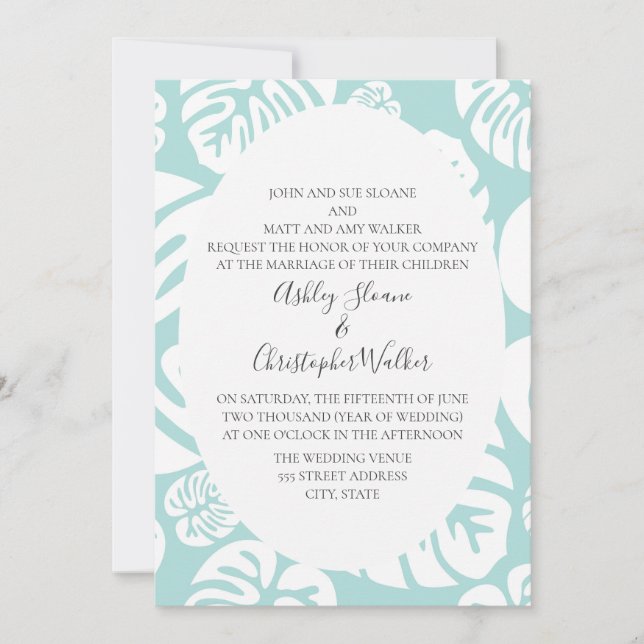 Weich blaue und weiße tropische Blätter Hochzeit Einladung (Vorderseite)