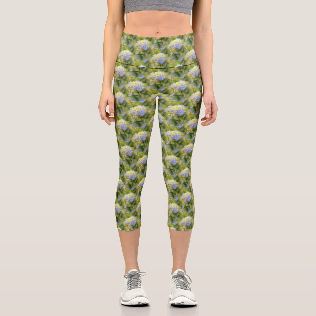 Weich blaues Hydrangea-Blume Naturmuster Capri Leggings (Vorderseite)