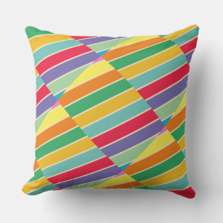 Weich gefärbtes Kissen mit Streifen-Design.
