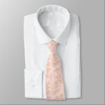 Weich Rosa, mit Gold umrissenen Rosen Krawatte<br><div class="desc">Die elegante weiche rosa Krawatte,  gestreut mit Gold umriß Rosen. Vervollkommnen Sie für jede formale Gelegenheit,  einschließlich Hochzeiten. Ein stilvolles Geschenk für den Trauzeugen auch.</div>