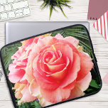Weich rosa Rosa Blume nah-up Foto modern kühl Laptopschutzhülle<br><div class="desc">Ein nahes Foto einer sanft leuchtenden rosa Rose gegen dunkelgrünes Blattwerk will zum "Stoppen und Riechen der Blume". Entspannen Sie sich und inhalieren Sie die Schönheit dieses Fotos, wenn Sie diese atemberaubende Fotografie neopren Laptop Ärmel. Dieser Laptop-Ärmel ist in drei Größen erhältlich: 15 Zoll, 13 Zoll und 10 Zoll. Dauert...</div>