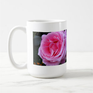 Weich rosa Rose in Vollblutgetränk Tasse