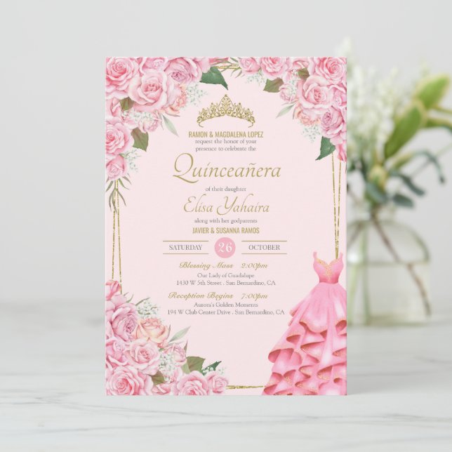 Weich rosa Rosen Blush und Gold Floral Quinceñera Einladung (Stehend Vorderseite)