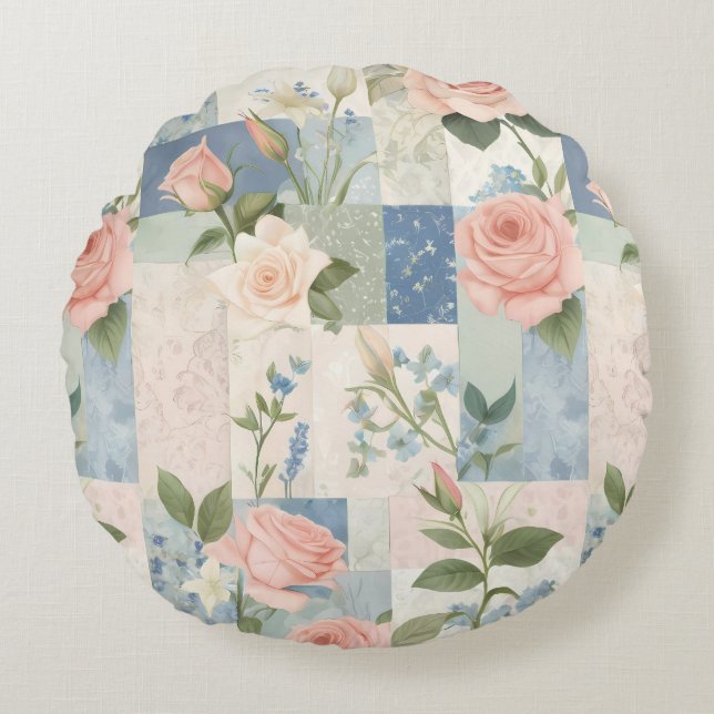 Weich zartes, blumenrosa und blaues Patchwork Rundes Kissen (Vorderseite)