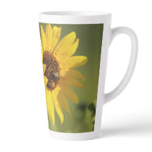 Weiche gelbe wilde Sonnenblumen und Bienen Fotogra