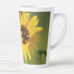Weiche gelbe wilde Sonnenblumen und Bienen Fotogra Milchtasse