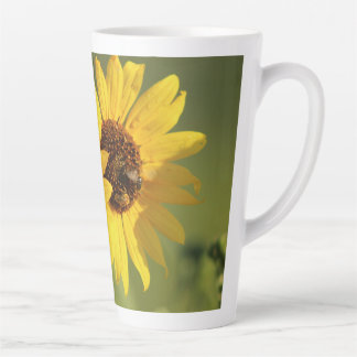 Weiche gelbe wilde Sonnenblumen und Bienen Fotogra Milchtasse