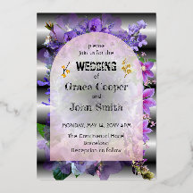 Weiche, lila Blüte mit schwarz-weißem Hintergrund