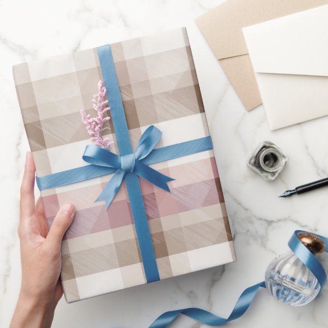 Weiches Beige Rosa Romantisches Gingham Karo Muste Geschenkpapier (Schenken)