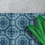 Weiches blaues Indidigo Kaleidoskop Geometrisches  Fliese<br><div class="desc">Diese Keramik Kachel zeichnet sich durch ein faszinierendes geometrisches Mosaik aus. Die komplizierten Muster und symmetrischen Formen vereinigen sich zu einem visuell auffallenden Mittelstück. Die Kacheln sind in verschiedenen Blautönen gehalten, von der tiefen Marine bis hin zum sanften Türkis. Diese Farben sind kunstvoll angeordnet, um die Tiefe und Dimension des...</div>