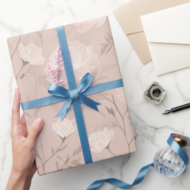 Weiches Neutrales Rosa Beiges Blumenmuster Geschenkpapier (Schenken)