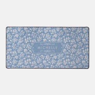 Weiches Pastellblau und Grauweiß Blumen Boho Muste Schreibtischunterlage