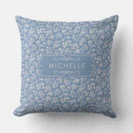 Weiches Pastellblau und Grauweißer Blumen-Boho-Mus Kissen