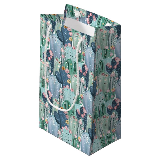 Weiches Patel Kaktus-Muster des Monogramm-| Kleine Geschenktüte (Vorderseite Schrägansicht)