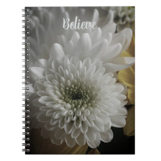 Weiches weißes Blumen-Foto-Spiralbuch Notizblock