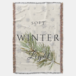 Weiches Winterlicht mit Kiefernzweig und Schnee Decke