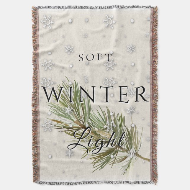 Weiches Winterlicht mit Kiefernzweig und Schnee Decke (Vorderseite Vertikal)