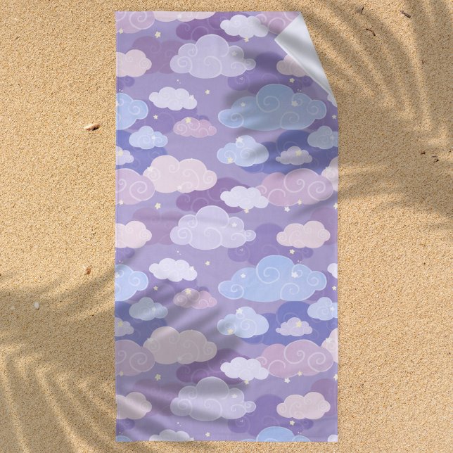 Weichteilwolken und Sternenmuster Strandtuch (Whimsical Purple Clouds and Sky Pattern Beach Towel)