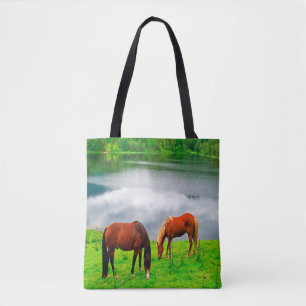 Weide von Pferden mit einem Waldsee Tasche