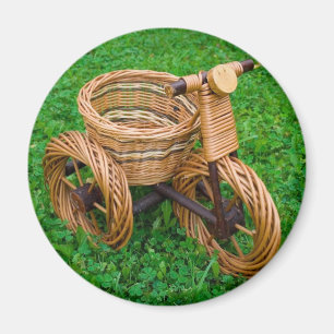 Weidenkorb-Möbel in einer Fahrrad-Form auf dem Gr Magnet
