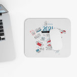 Weihnachten 2021 Covid Vaccine Year Mousepad<br><div class="desc">Niedliche Sake-Erinnerungen des Jahres 2021 mit Verweisen auf einige der Ereignisse des Jahres. Ein perfektes Geschenk für Freunde,  Familie und Mitarbeiter als Erinnerung,  das sich als Weihnachtsbaumdekoration für die nächsten Jahre verdoppelt</div>