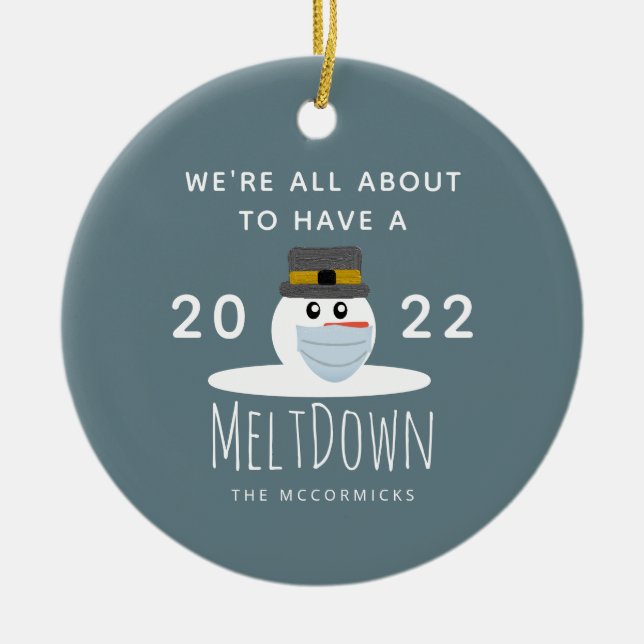 Weihnachten 2021 Schneemann Meltdown Personalisier Keramik Ornament (Vorne)