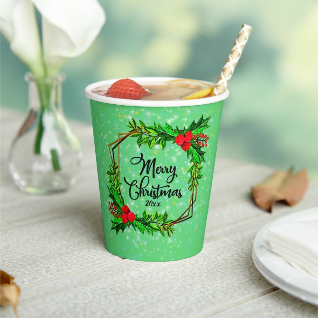 Weihnachten 20xx Holly Red Berries Modern Green Pappbecher (In Situ)