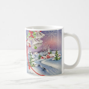 Weihnachten auf dem Lande mit silbernen Glocken un Kaffeetasse