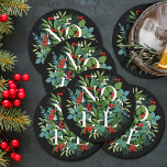 WEIHNACHTEN Berries Greenery Black Holiday Runder Pappuntersetzer<br><div class="desc">Das Wort WEIHNACHTEN unter den Blätter und Beeren auf schwarzem Hintergrund (oder in beliebiger Farbe),  diese Untersetzer sind elegant für jeden Weihnachtsfeiertag. PASSENDE Artikel in unserem Geschäft.</div>