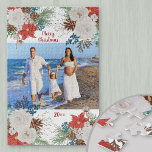 Weihnachten Blume Personalisiertes Foto<br><div class="desc">Erstellen Sie Ihr eigenes Puzzle mit einem Ihrer Lieblings-Fotos. Ihr Bild ist gerahmt mit winterlichen Blume und Blättern inklusive Poinsettia,  Weißrosen,  Beeren und Kiefern. Der Text ist in rot,  pinselskripttypografie geschrieben und ist vollständig editierbar. Es liest derzeit frohe Weihnachten und das Jahr.</div>