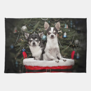 Weihnachten Chihuahua ist in einem roten Korb Handtuch