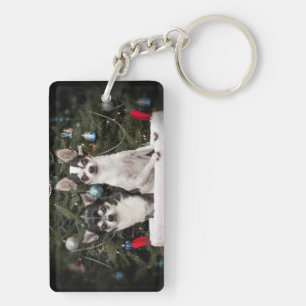 Weihnachten Chihuahua ist in einem roten Korb Schlüsselanhänger