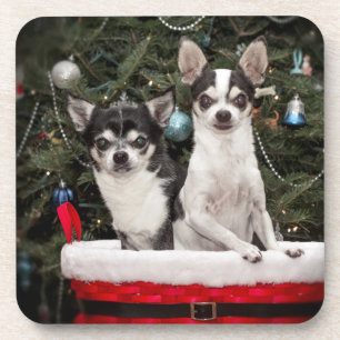 Weihnachten Chihuahua ist in einem roten Korb Untersetzer