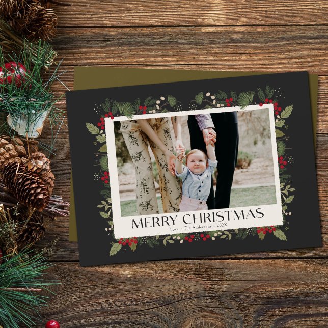 Weihnachten Elegantes Winter Holly Botanisches Fot (Holly Botanical Merry Christmas invitation. moody foliage photo card)