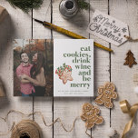 Weihnachten essen Cookies trinken Wein sein Foto.<br><div class="desc">Niedliche Weihnachtsgrüßkarte für Paare mit Ihrem Foto und Typografie-Design,  die lautet: Essen Sie Cookies,  trinken Sie Wein und seien Sie fröhlich. Niedliche Designelemente umgeben den Text und die Karte ist mit Ihrem Foto,  Ihrer Nachricht und Ihren Namen personalisiert. Diese Karte kehrt zu einem karierten Design zurück.</div>