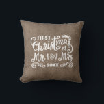 Weihnachten Frau Rustic Country Burlap Kissen<br><div class="desc">Rustikales,  ländliches Dekorationskissen mit Text: "Unser erstes Weihnachten als Mr. and Mrs." Schöner Sake für die Neuvermählten.</div>