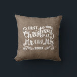 Weihnachten Frau Rustic Country Burlap Kissen<br><div class="desc">Rustikales,  ländliches Dekorationskissen mit Text: "Unser erstes Weihnachten als Mr. and Mrs." Schöner Sake für die Neuvermählten.</div>