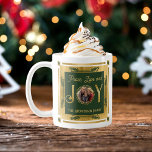 Weihnachten Frieden Liebe und Freude Familie Foto Kaffeetasse<br><div class="desc">Einfache Folie aus Imitaten,  elegantes und schlichtes Foto "Peace,  Liebe and Joy" Kamindesign mit zentralem kreisförmigem Foto Weihnachtsfeierdesign. Äußerer Ring,  Buchstaben "J" und "Y" in "Joy",  und die Blätter,  die das Foto umschließen,  sind Imitat Folie. Oben und unten ist der Text goldfarben (aber keine Imitat-Folie).</div>