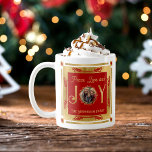 Weihnachten Frieden Liebe und Freude Familie Foto Kaffeetasse<br><div class="desc">Einfache Folie aus Imitaten,  elegantes und schlichtes Foto "Peace,  Liebe and Joy" Kamindesign mit zentralem kreisförmigem Foto Weihnachtsfeierdesign. Äußerer Ring,  Buchstaben "J" und "Y" in "Joy",  und die Blätter,  die das Foto umschließen,  sind Imitat Folie. Oben und unten ist der Text goldfarben (aber keine Imitat-Folie).</div>