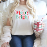 Weihnachten fröhlicher und hellrosa roter moderner T-Shirt<br><div class="desc">boho modernen Schriftart Merry und Bright Weihnachten Weihnachtsfeiertag Shirt.</div>