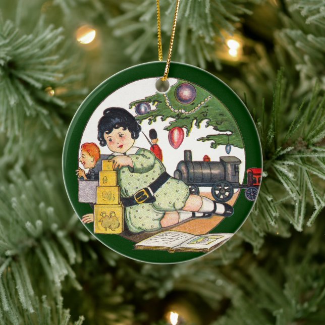 Weihnachten, glücklicher Junge spielen mit Spielze Keramikornament (Baum)