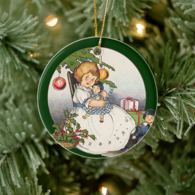 Weihnachten, glückliches Mädchen spielen mit Puppe Keramik Ornament (Baum)