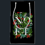 WEIHNACHTEN Greenery Berries Christmas Black Kleine Geschenktüte<br><div class="desc">Ihr Name und das Wort WEIHNACHTEN unter den Blätter und Beeren auf schwarzem Hintergrund (oder in jeder Farbe),  diese kleinen Geschenktaschen sind elegant für jeden Weihnachtsfeiertag. WEITERE GRÖSSEN UND PASSENDE Artikel in unserem Shop.</div>